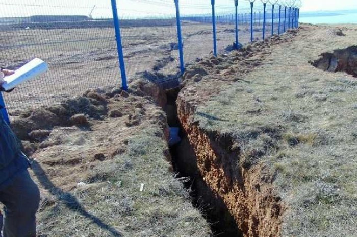 Дави их, природа, гони! На оккупантов в Крыму напала земля (фото)